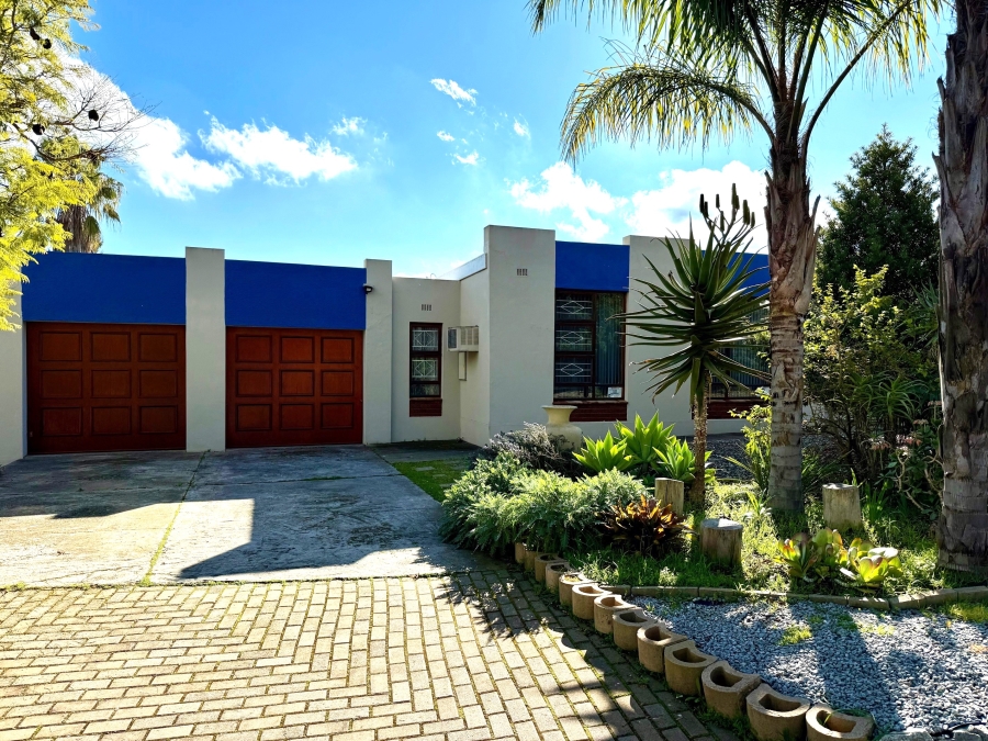 4 Bedroom Property for Sale in Bergzicht Western Cape